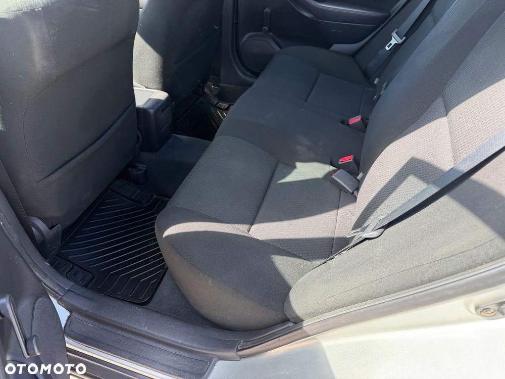 Toyota Avensis 1.6 VVT-i Luna - 8