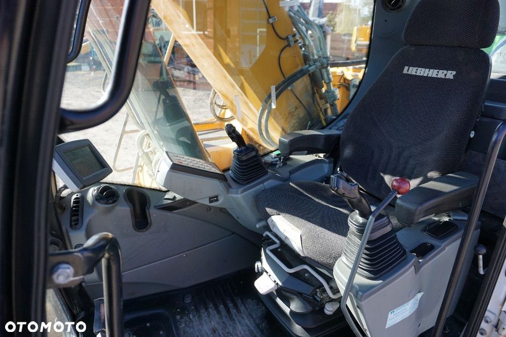 Liebherr R924LC, Większy zasięg - 20