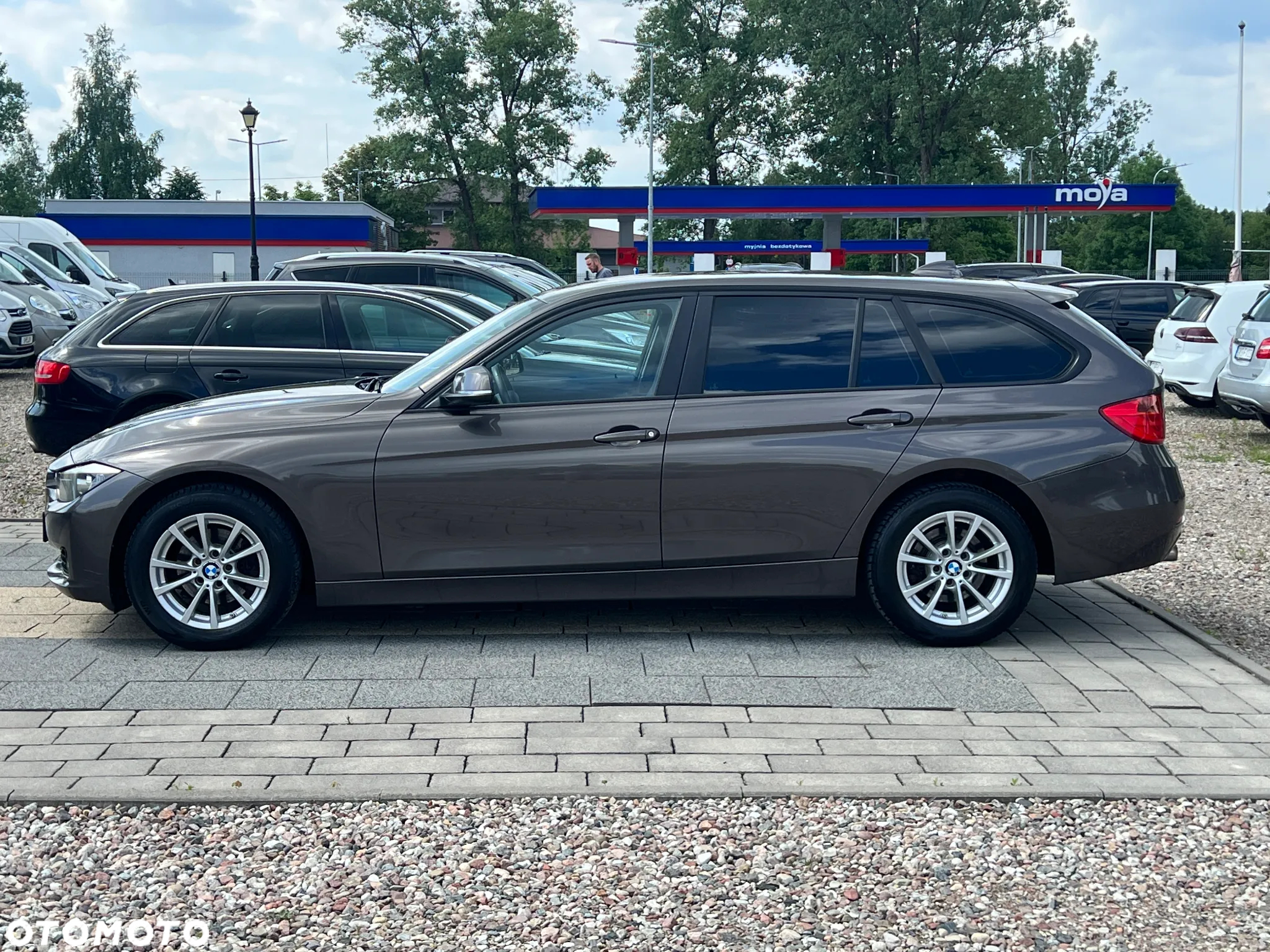 BMW Seria 3 318d Touring - 13