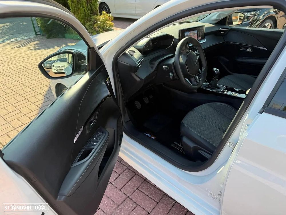 Peugeot 208 - 8