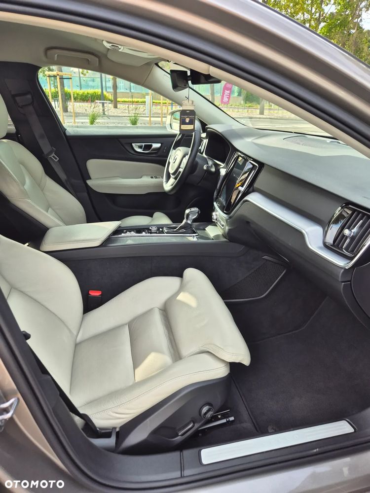 Volvo V60 T4 Momentum Pro - 26