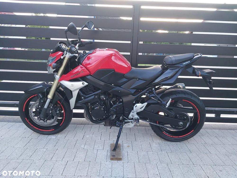 Suzuki GSR - 2