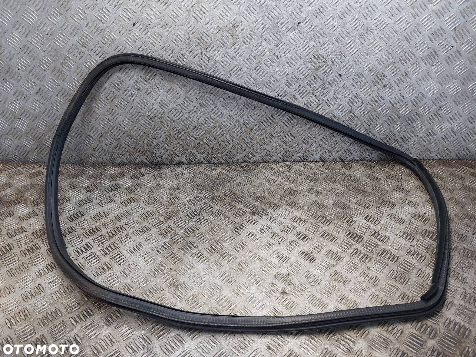GUMA USZCZELKA DRZWI PRAWY TYŁ AUDI A3 8P 5D 8P4833721 - 2