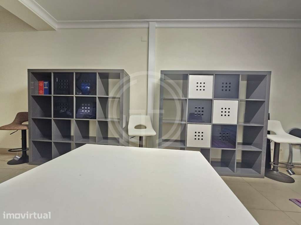 Sala/ Arrecadação em Vilamoura - Grande imagem: 3/16