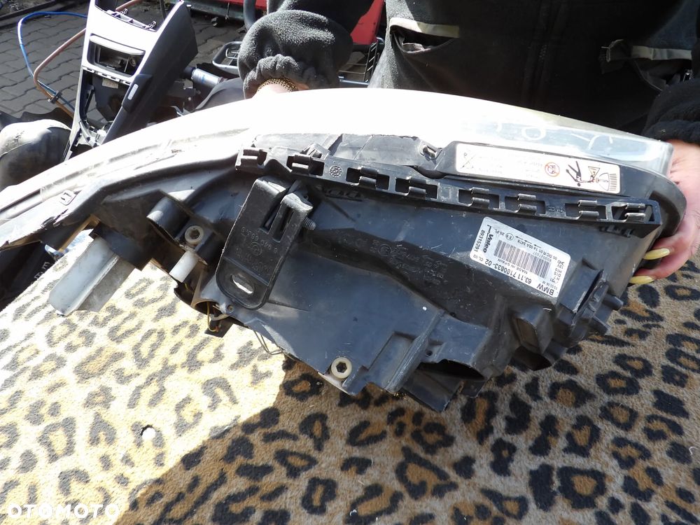 BMW - E87 - LIFT - XENON - LEWA LAMPA PRZEDNIA - PĘKNIĘTE SZKŁO - OBUDOWA - URWANE UCHO - UK - 7180833 - 4