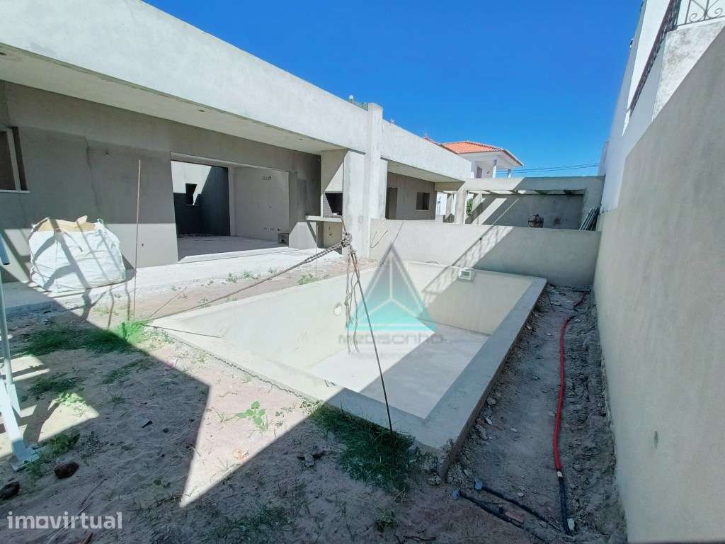Moradia térrea T4 contemporânea, com piscina em Fernão Ferro - Grande imagem: 5/35