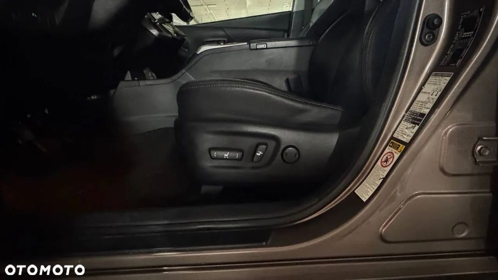 Toyota Prius+ (Hybrid) Executive - 8