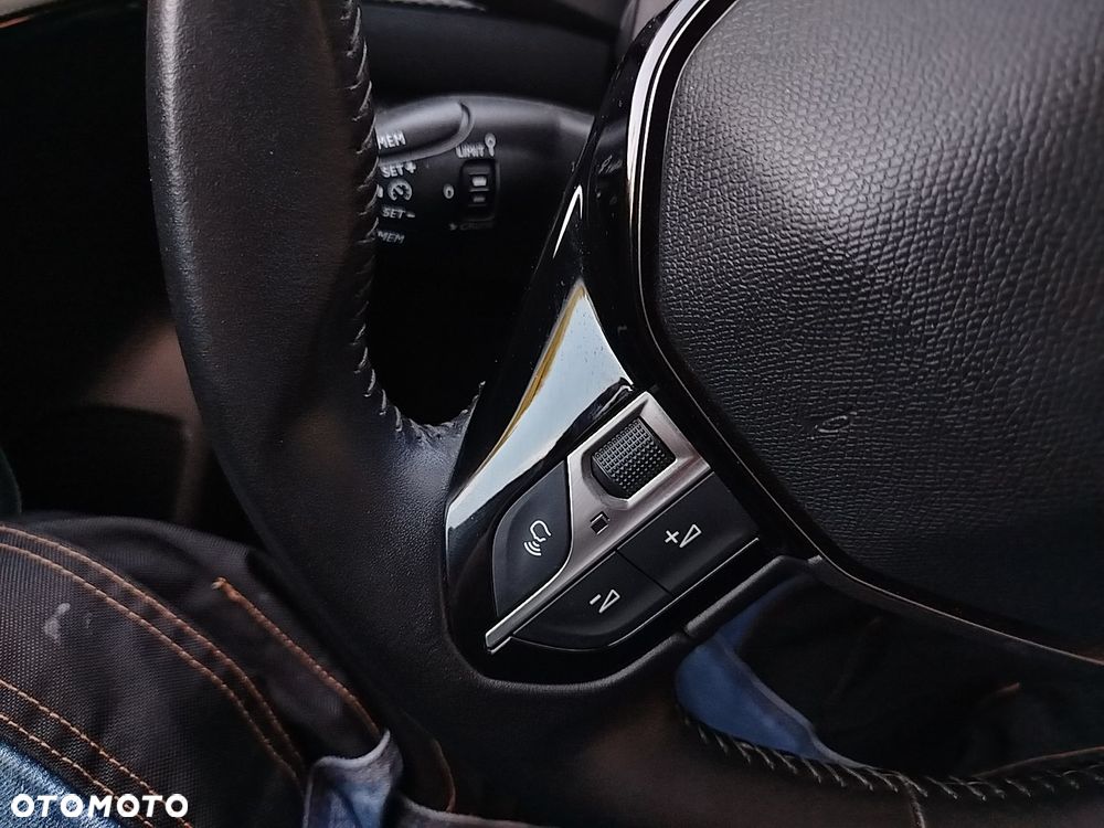 Peugeot 208 TURBO 100 Allure - 18