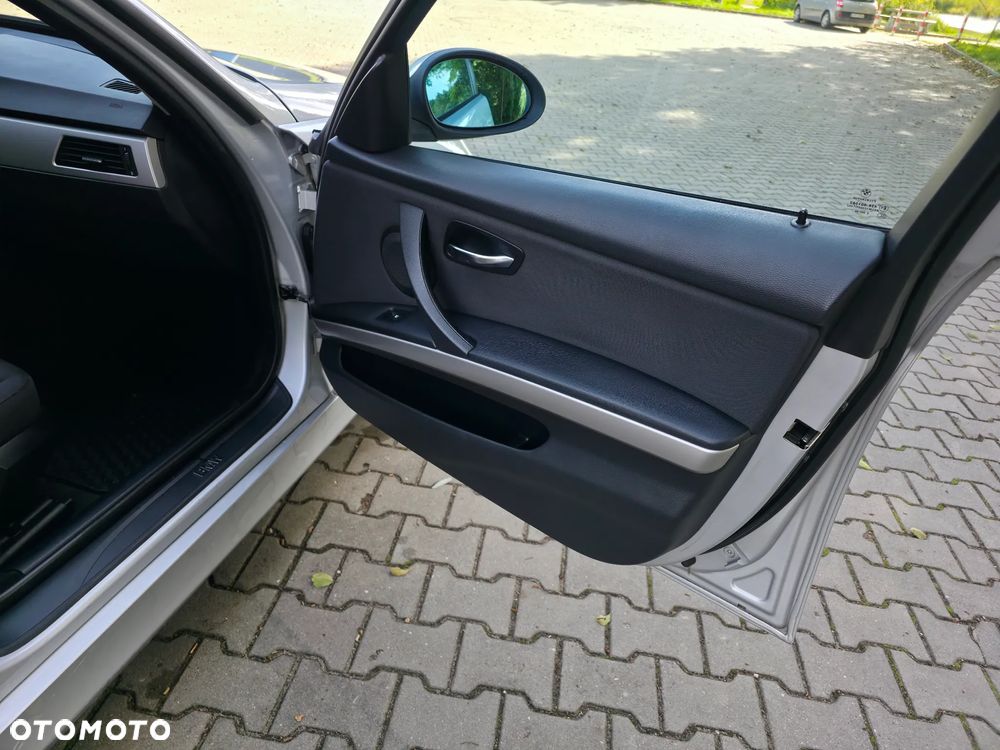BMW Seria 3 318i Touring - 19