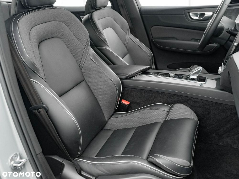 Volvo XC 60 B4 B Plus Dark - 31