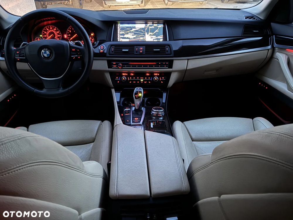 BMW Seria 5 528i Luxury Line - 11