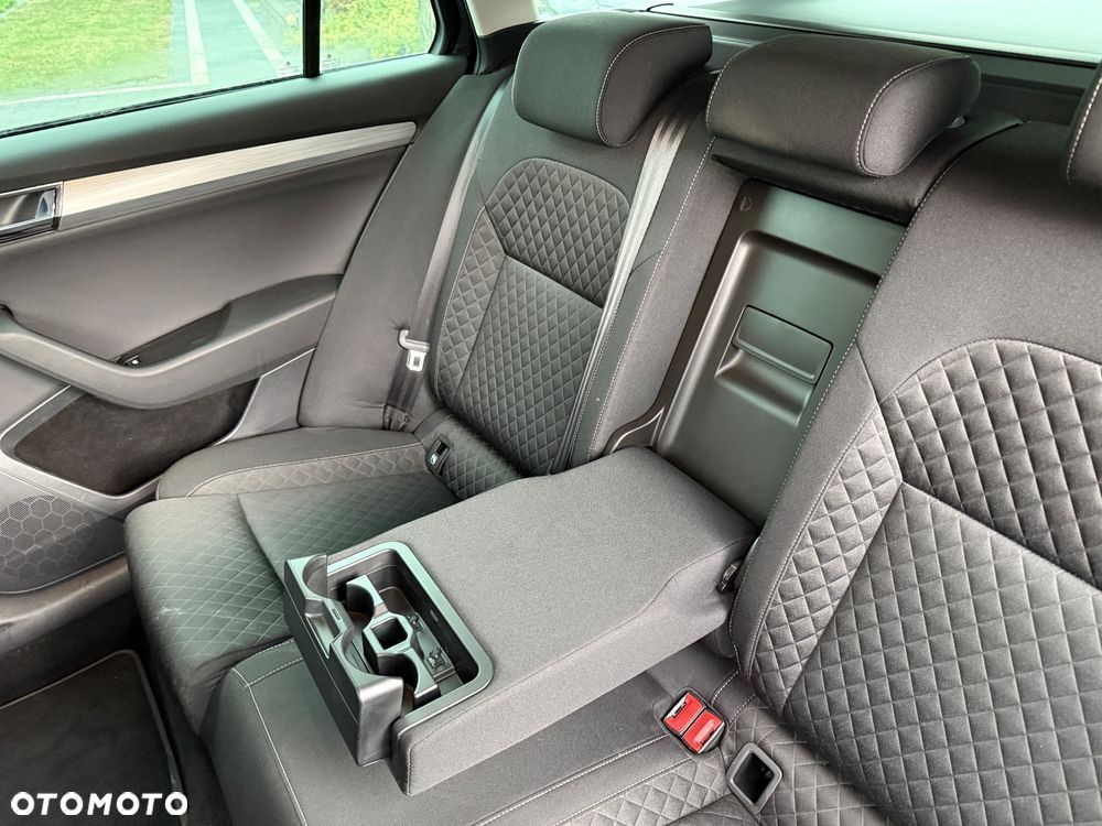 Skoda Superb 2.0 TDI DSG Premium Edition - 27