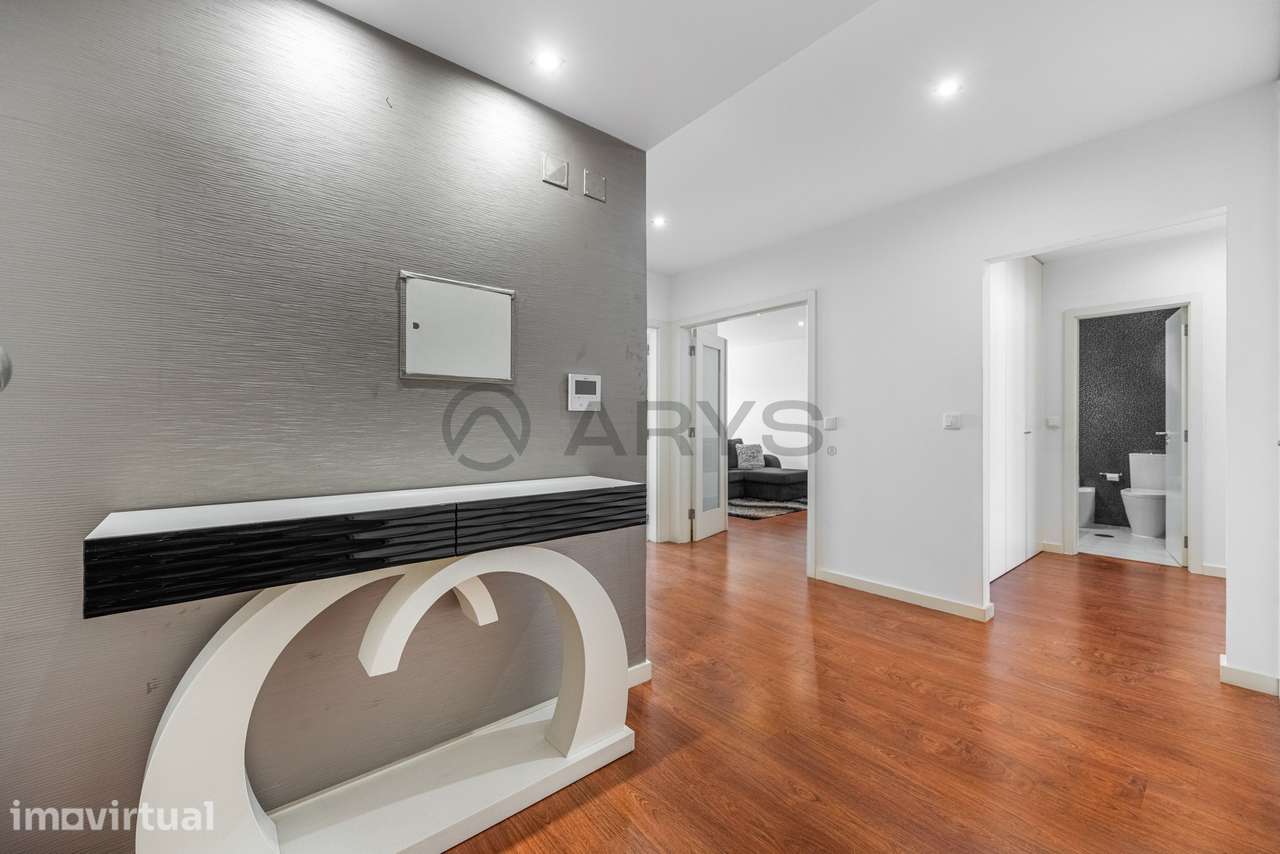 Apartamento T2 RENOVADO com Garagem Fechada e Varanda - Grande imagem: 2/18