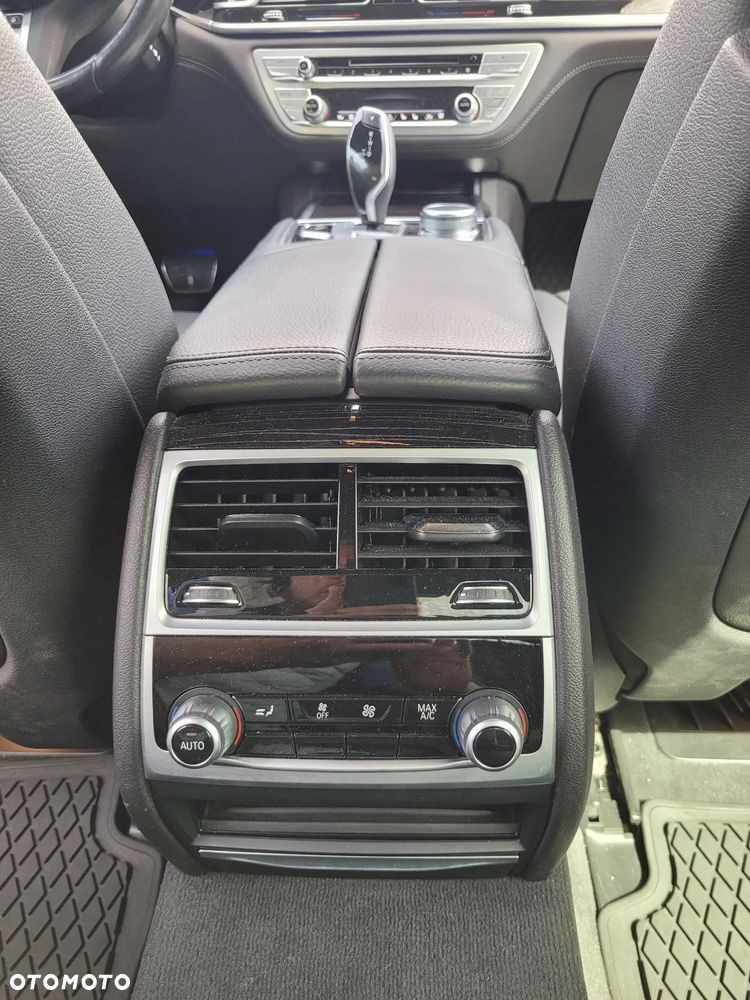 BMW Seria 7 730d mHEV - 12