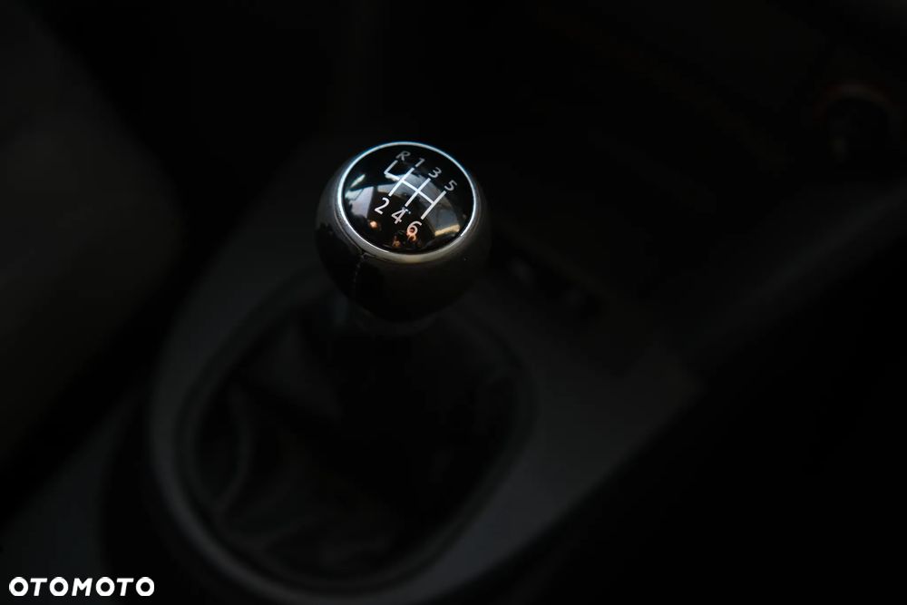 Volkswagen Touran 2.0 TDI DPF Highline - 27