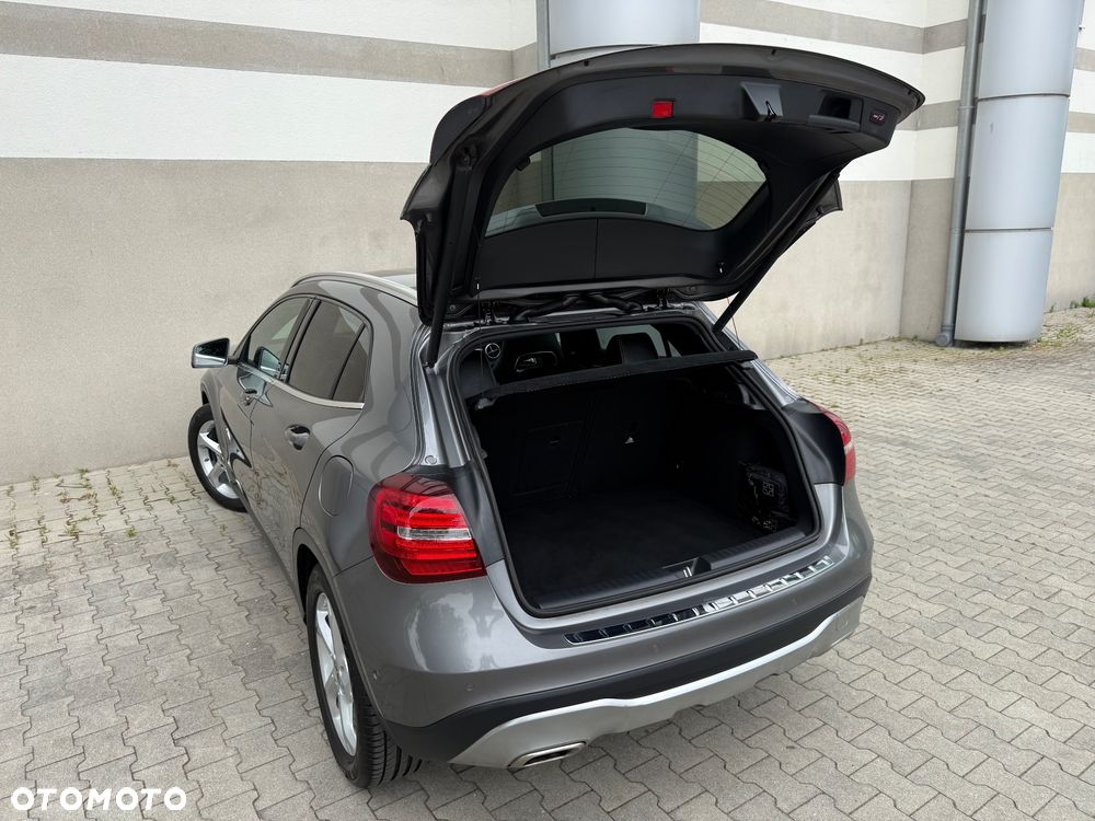 Mercedes-Benz GLA 180 7G-DCT Peak Edition - 28
