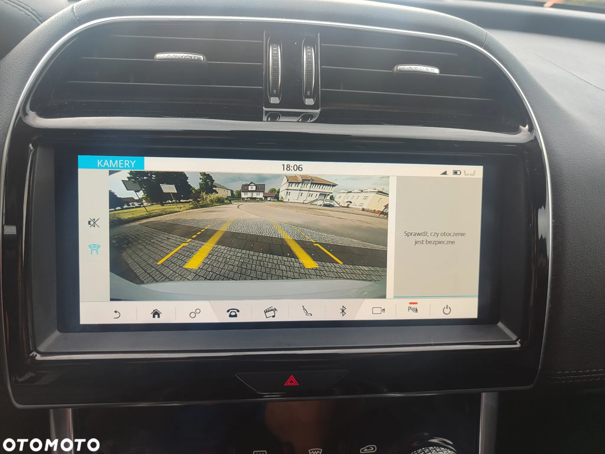 Jaguar XE 2.0 P300 AWD SE - 17