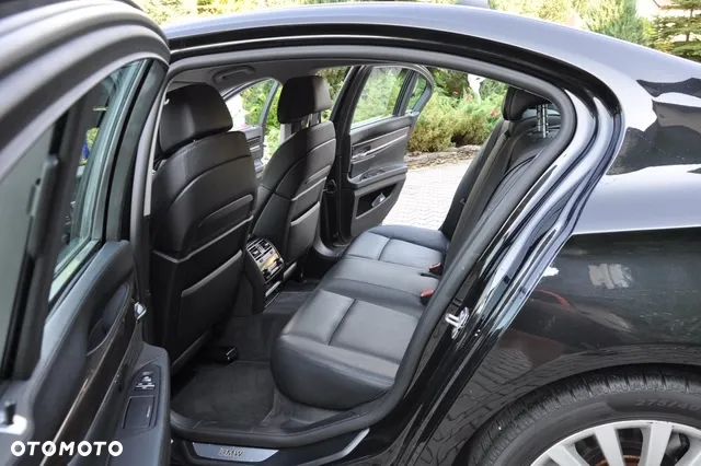 BMW Seria 7 750Li xDrive - 9