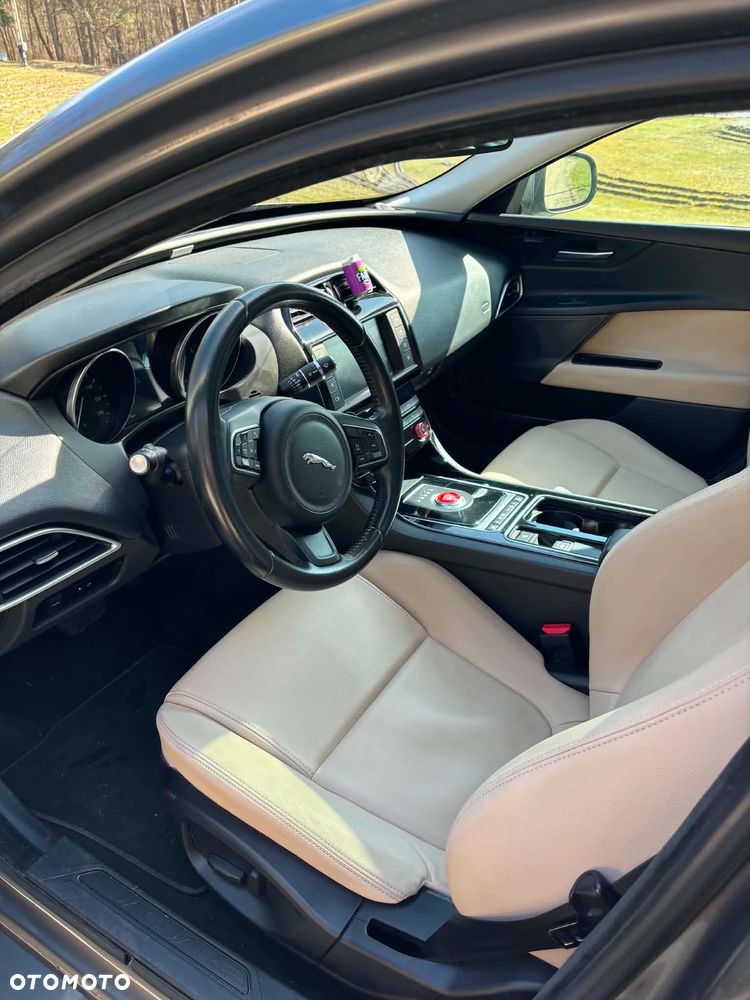 Jaguar XE 25t AWD Prestige - 10