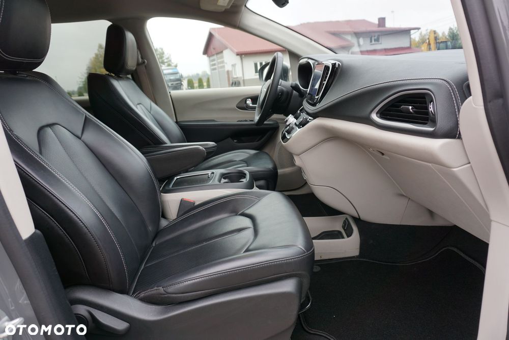 Chrysler Pacifica - 17