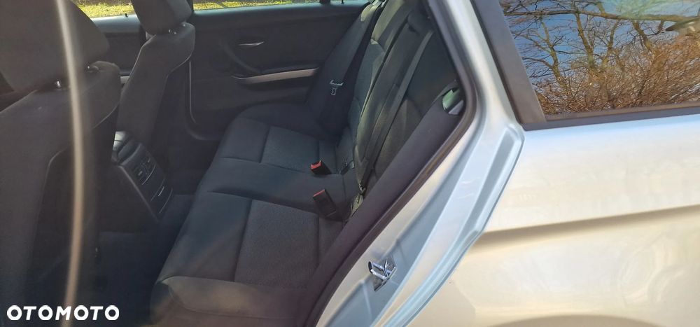 BMW Seria 3 318i Touring - 13
