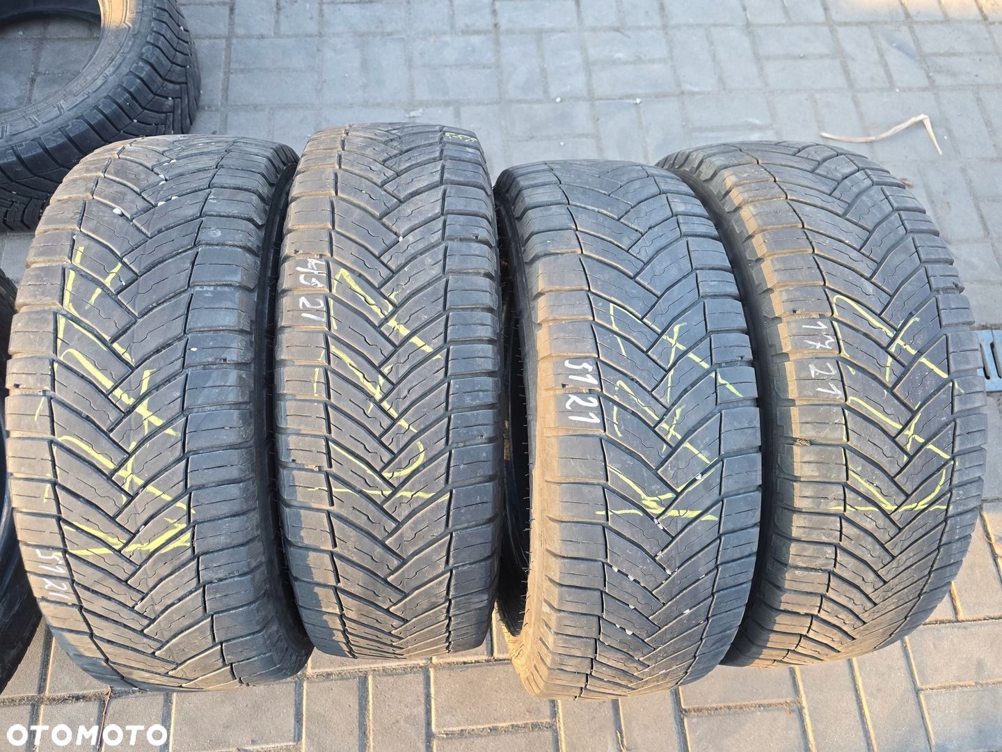 MICHELIN AGILIS CROSSCLIMATE 215/65R16C 109/107T 4X 21R - 1