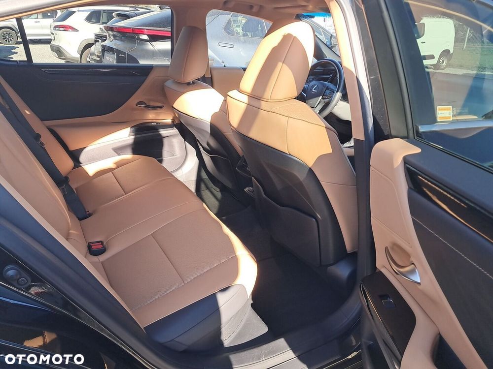 Lexus ES 300h Business Edition - 16