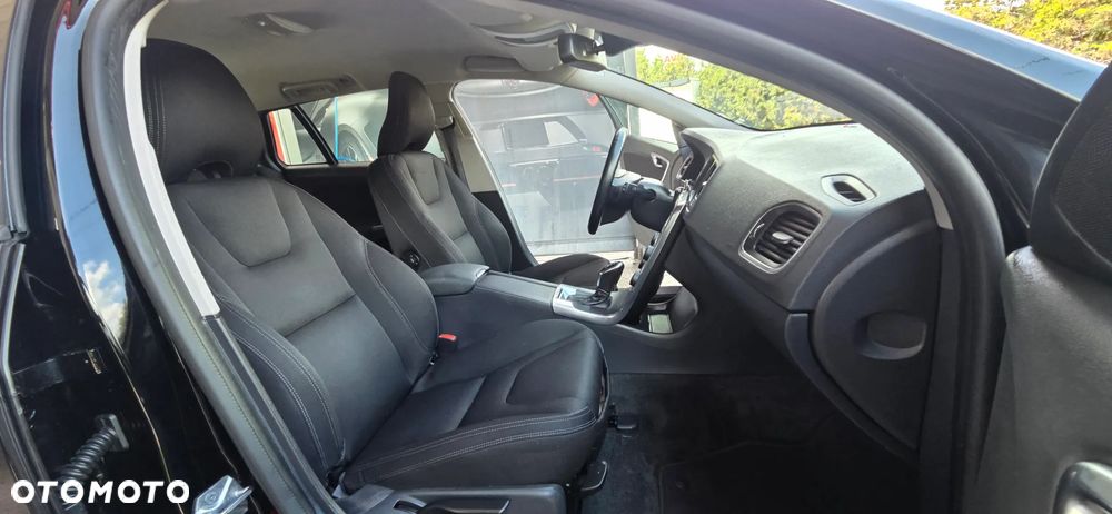Volvo V60 D4 Geartronic Momentum - 35