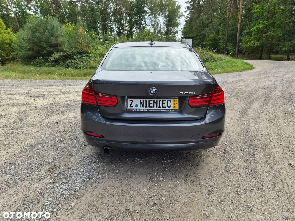 BMW Seria 3 320i - 5