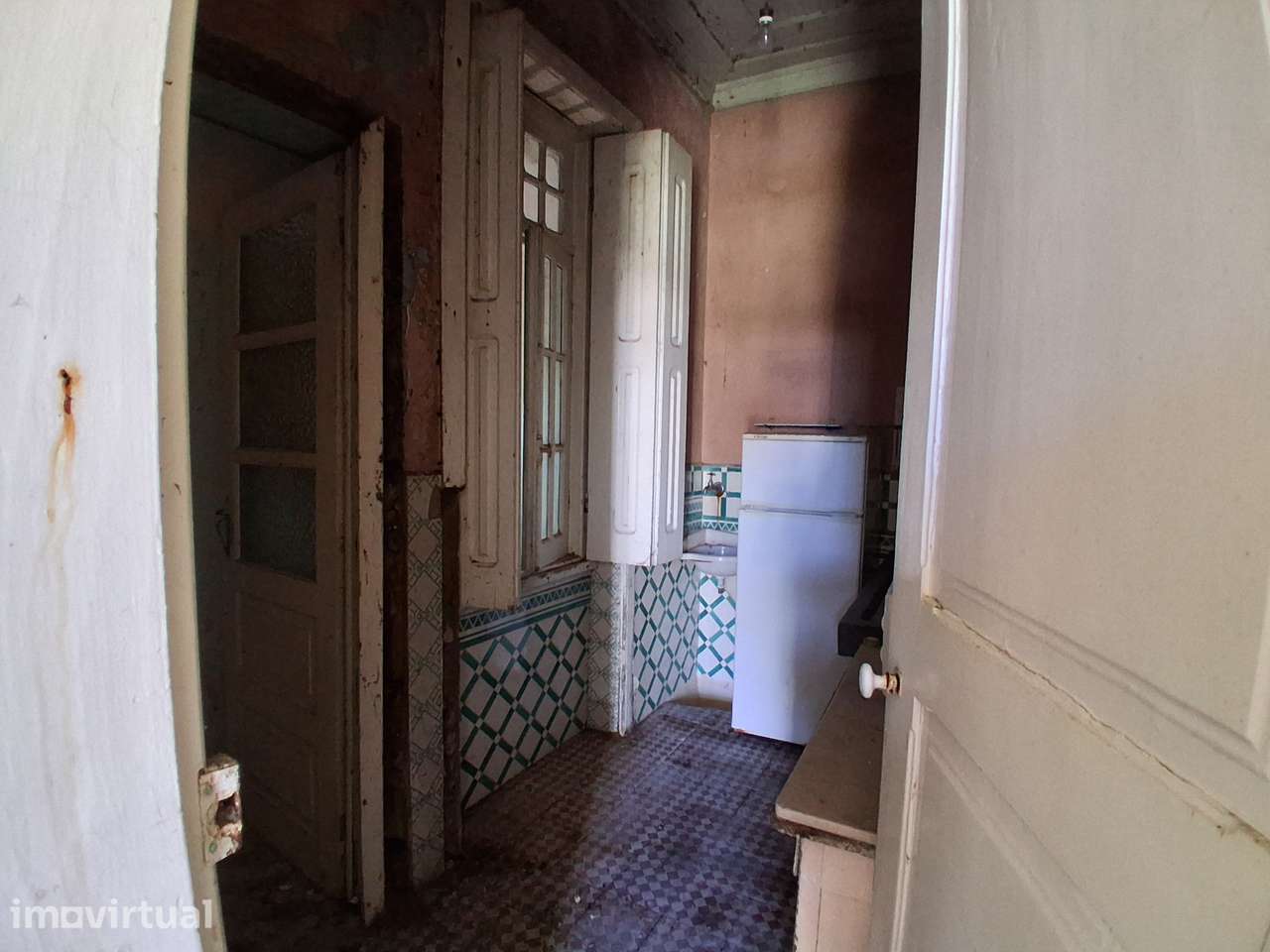 Moradia T5 isolada para restauro, com terreno. - Grande imagem: 4/20