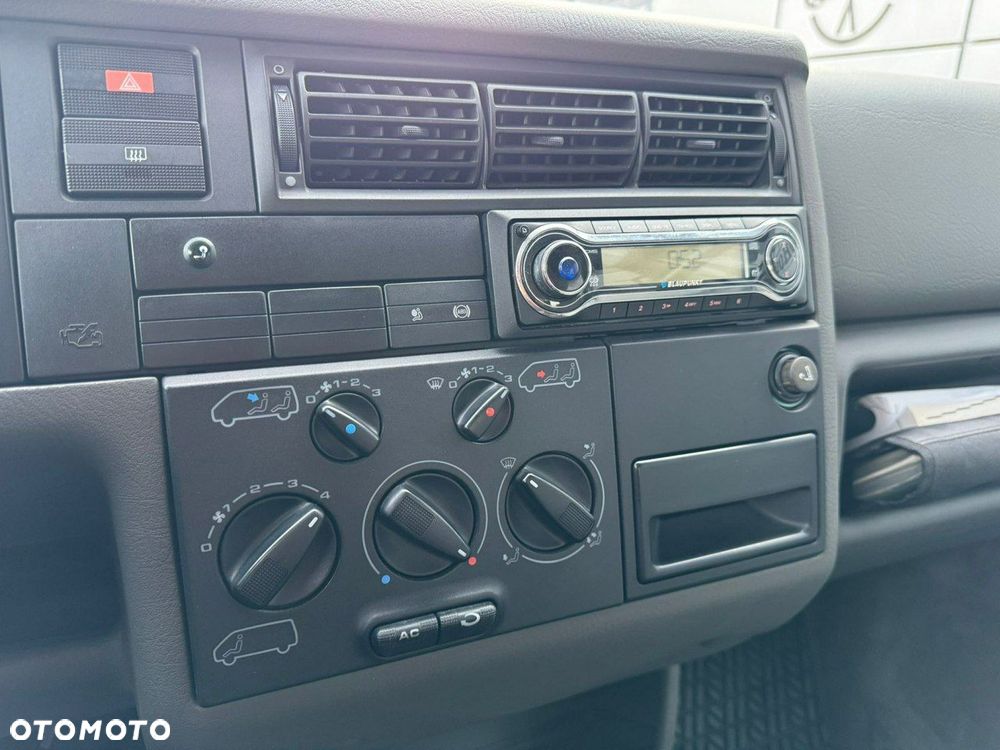 Volkswagen Caravelle - 14