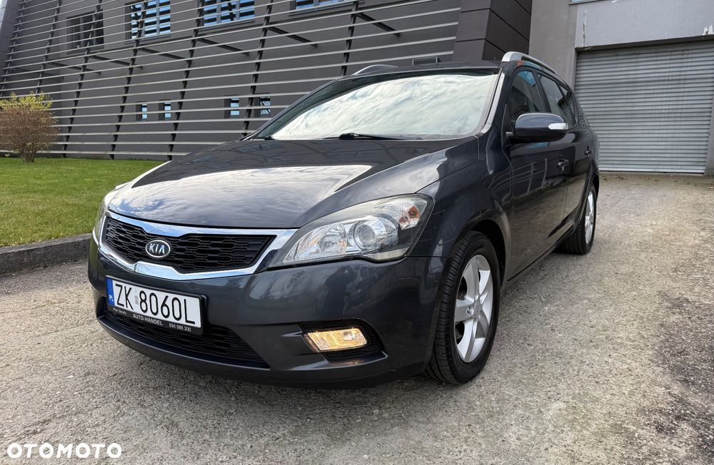 Kia Ceed ver-1-6-crdi-128-dream-team-edition - 4