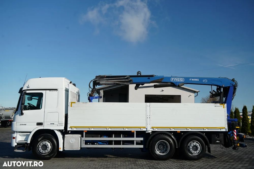 Mercedes-Benz ACTROS 2548 / 6x2 / ÎNĂLȚIME - 6,5 M / PUNTE RELAXABILĂ / TRANSMISIE FASSI / ATINGERE: 10,85 M / PRIMUL SCAUN SPATE / ROTATOARE / FURCĂ PENTRU PALEȚI - 7