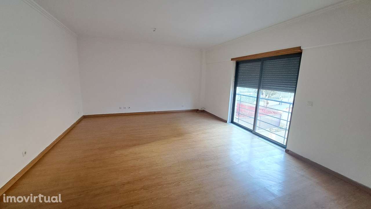 Apartamento T3 área total 145m2, 2 lugares estacionamento Brandoa - Grande imagem: 2/15