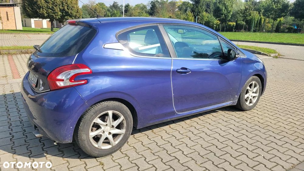 Peugeot 208 - 1