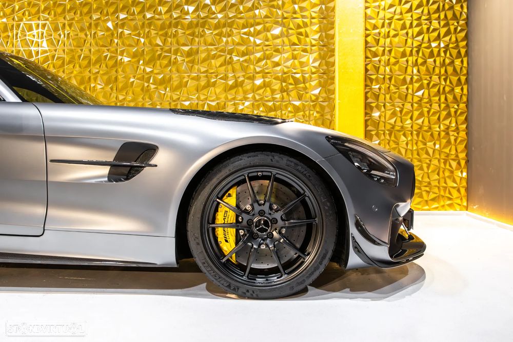 Mercedes-Benz AMG GT R - 12