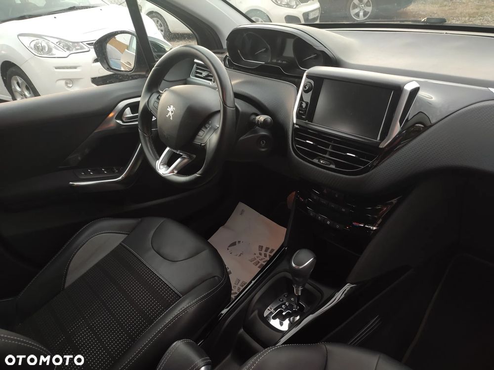 Peugeot 2008 1.2 Pure Tech GPF Allure S&S EAT6 - 28