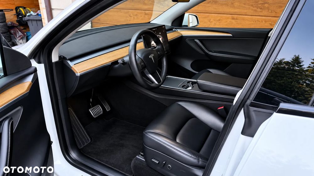 Tesla Model Y Long Range AWD - 11