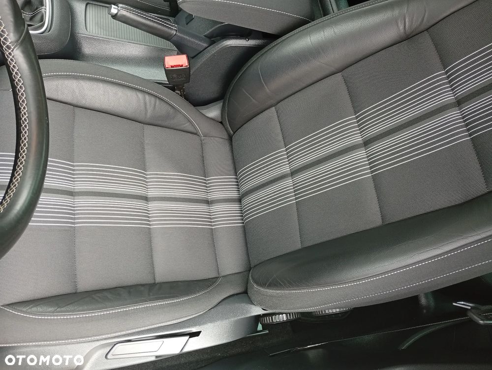 Volkswagen Golf - 28