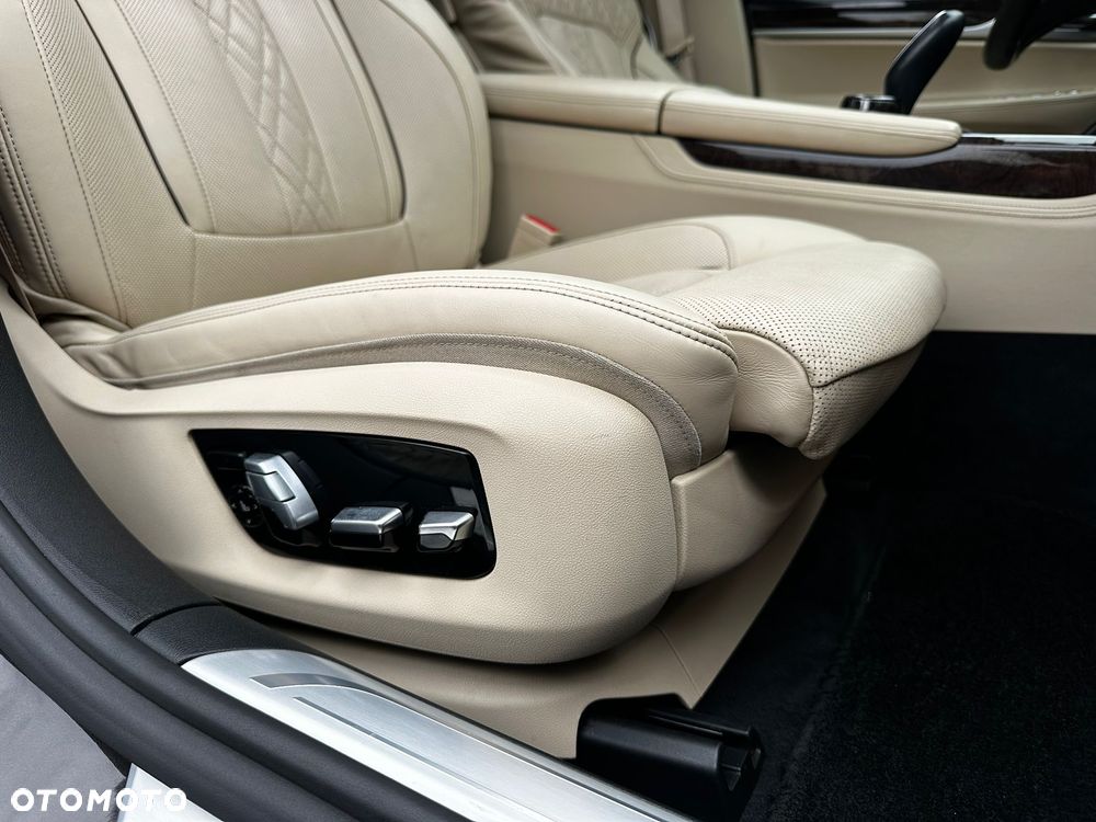 BMW Seria 7 750Li xDrive - 34