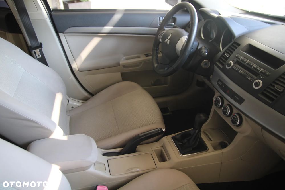 Mitsubishi Lancer 1.6 Invite - 10