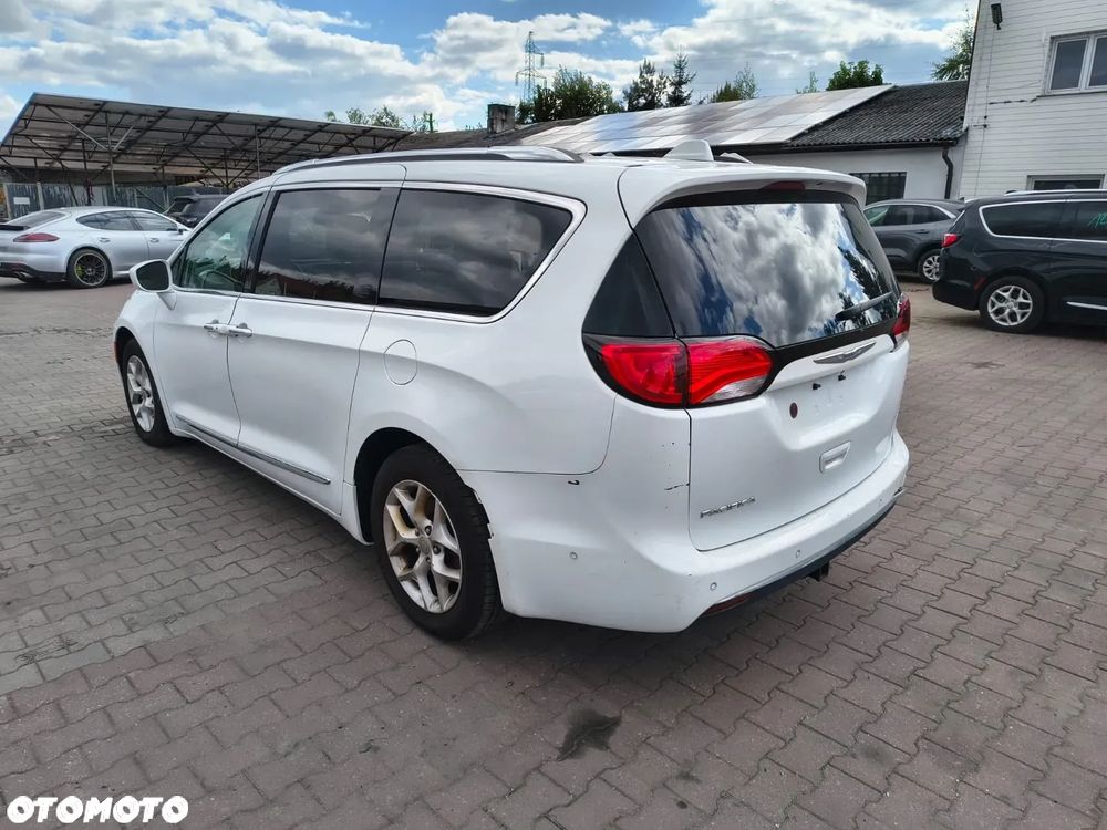 Chrysler Pacifica - 4