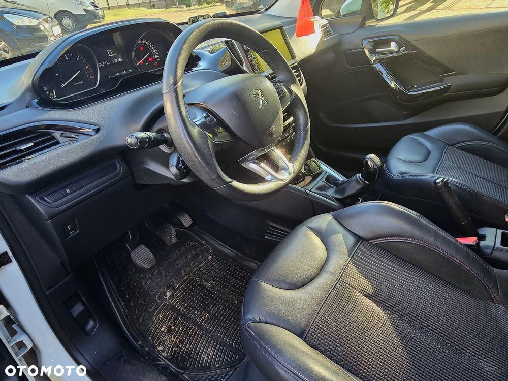 Peugeot 208 - 10