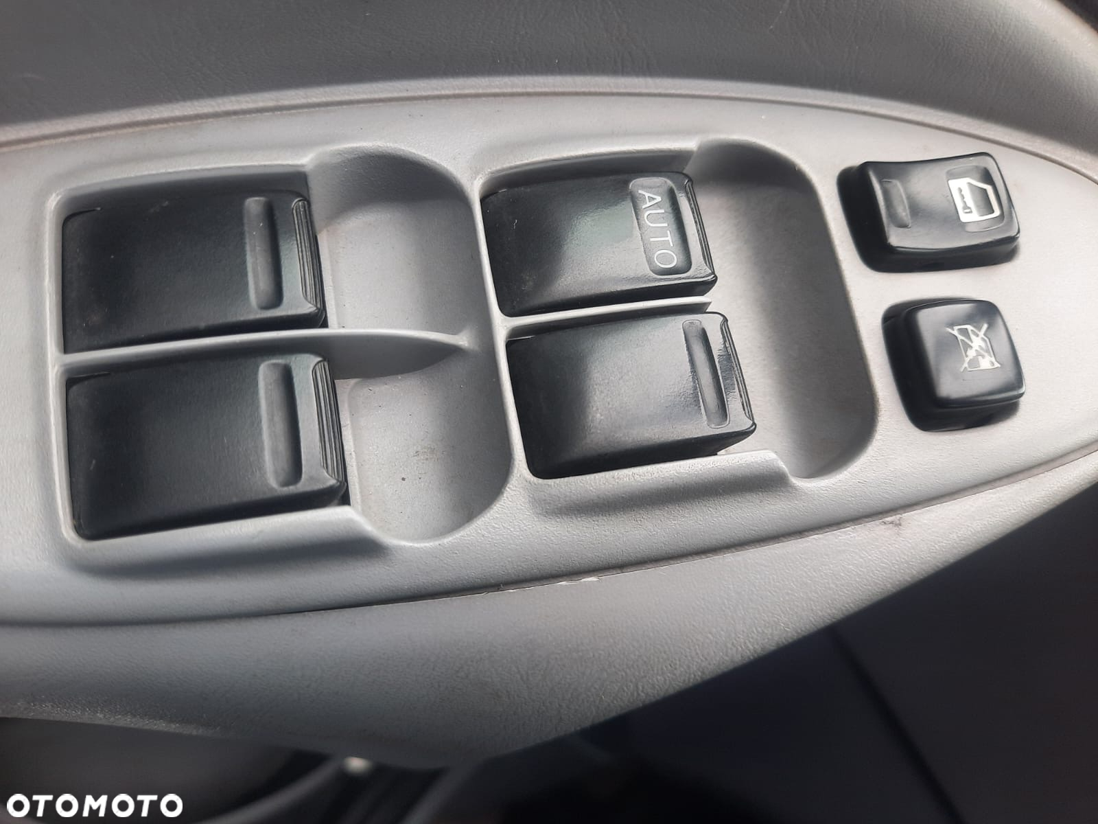 Nissan Almera Tino - 12