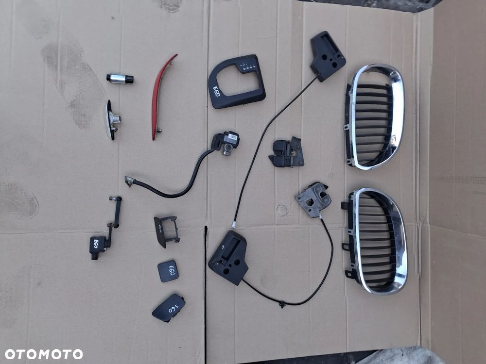 BMW 5 E60 E61 OKAZJA WYPRZEDAŻ POZOSTAŁOŚCI Antena rekin oryginał // Włącznik świateł xenon 6925287  //  Czujnik poziomowania lamp reflektorów 1093697  //  Ramka lewarka dźwigni skrzyni biegów automat podświetlenie 7034089 //  Zbiornik płynu spryskiwaczy 61667055349 pompka 8377430 //  atrapa nerki grill maski  //  Klema minus minusowa  //  Zapalniczka gniazdo zapalniczki  //  Odbłyśnik zderzaka tył tylnego lewy odbłysk sedan  //  Kierunek kierunkowskaz w błotnik