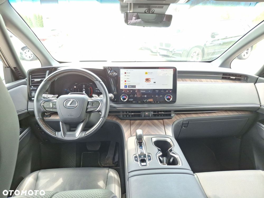 Lexus LM - 11
