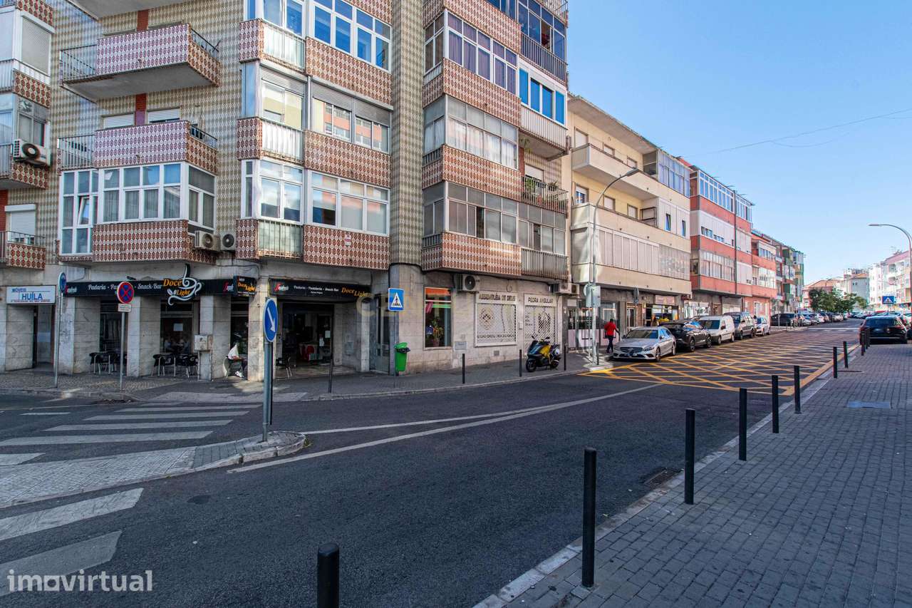 Apartamento T1 Renovado no Centro da Amadora | O Espaço Ideal para Com - Grande imagem: 4/17