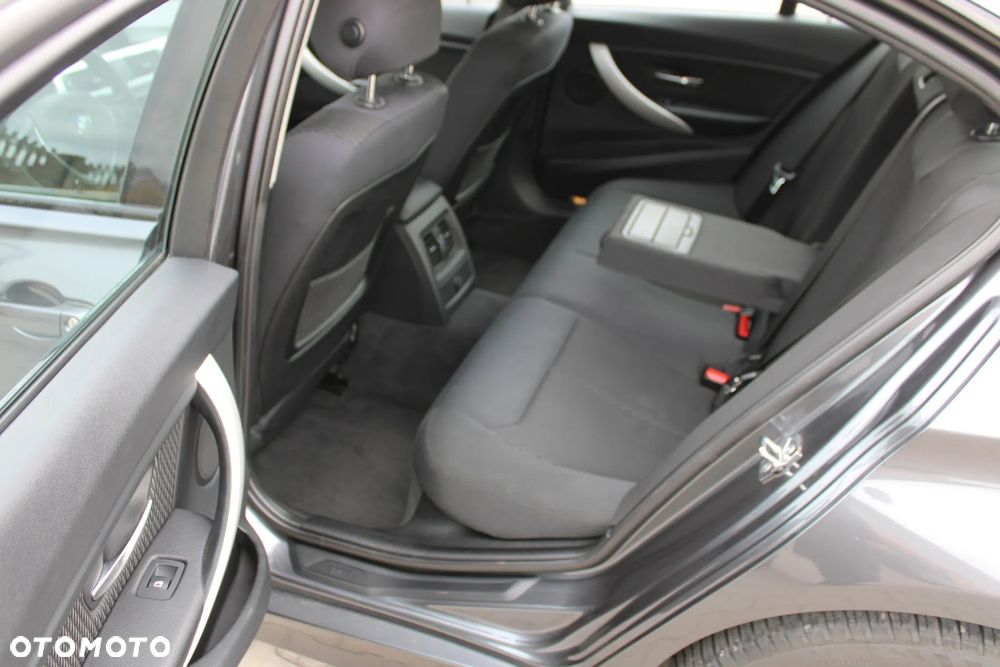 BMW Seria 3 320d DPF Edition Fleet Sport - 32