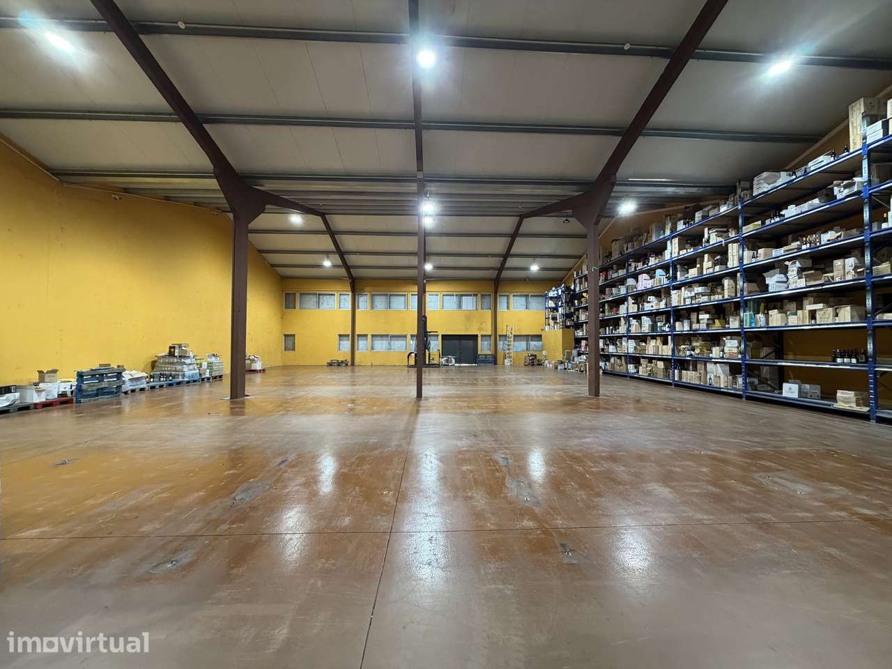 Armazém com 1.300 m² de área total junto ao Palácio do Gelo - Grande imagem: 3/7