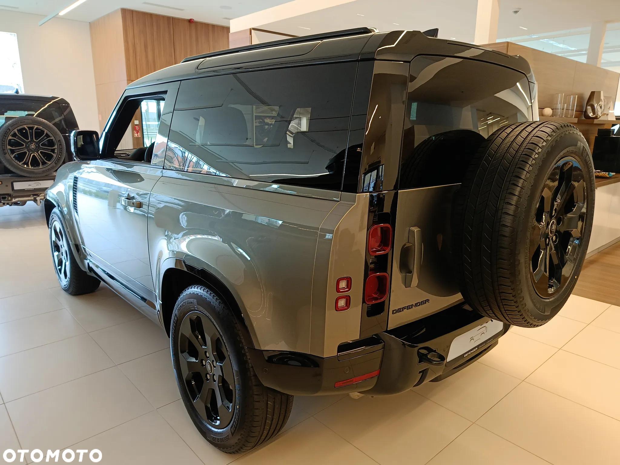 Land Rover Defender - 6
